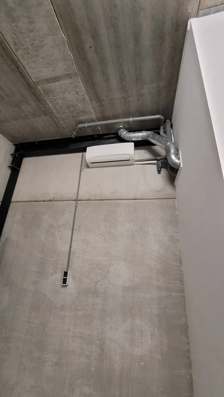 Airco van 5 kW en mechanische ventilatie in de bedrijfshal