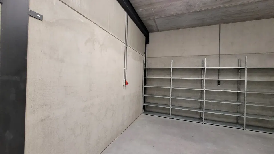Bedrijfshal met krachtstroomaansluiting (16A, 400V)