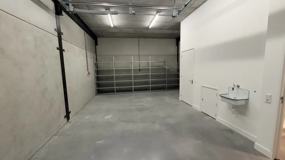 Overzicht van de bedrijfshal met betonvloer