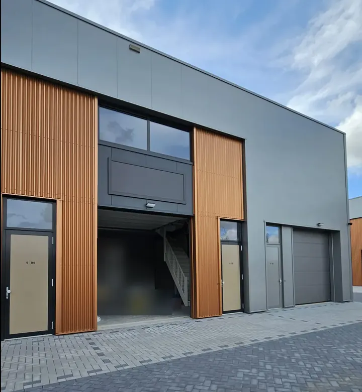 Gevel van bedrijfsunit Agriport 9-05 met entree en overheaddeur