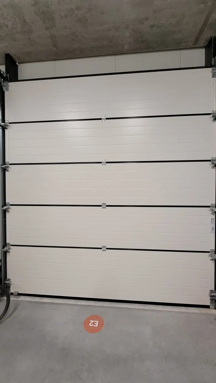 Elektrisch bediende overheaddeur