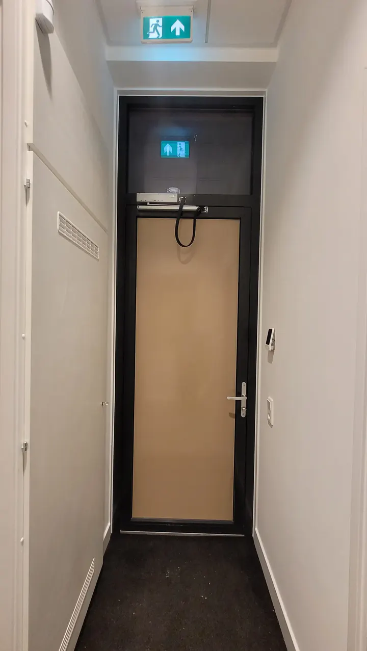 Aparte entreehal met deuren naar de hal en de eerste verdieping