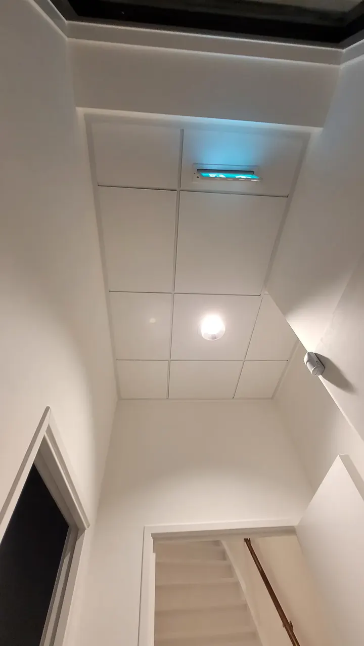 Overloop met trap en systeemplafond