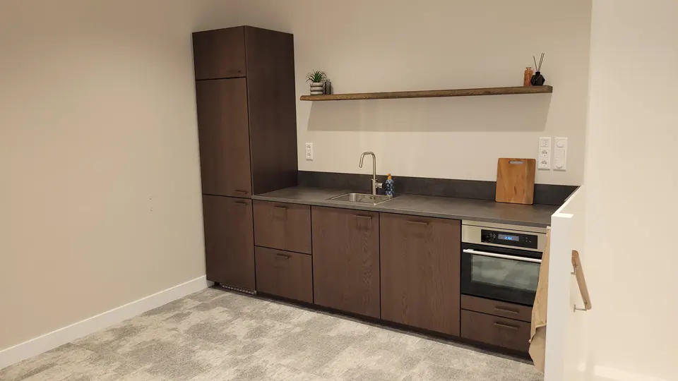 Keuken met koelvriescombinatie, vaatwasser en combimagnetron