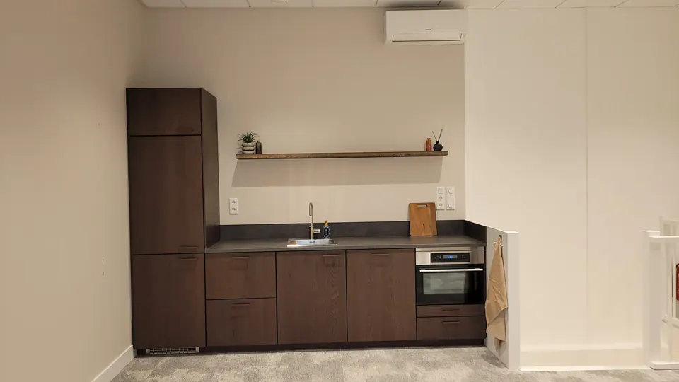 Keuken in eikenhoutfineer met zijdeglans achterwand