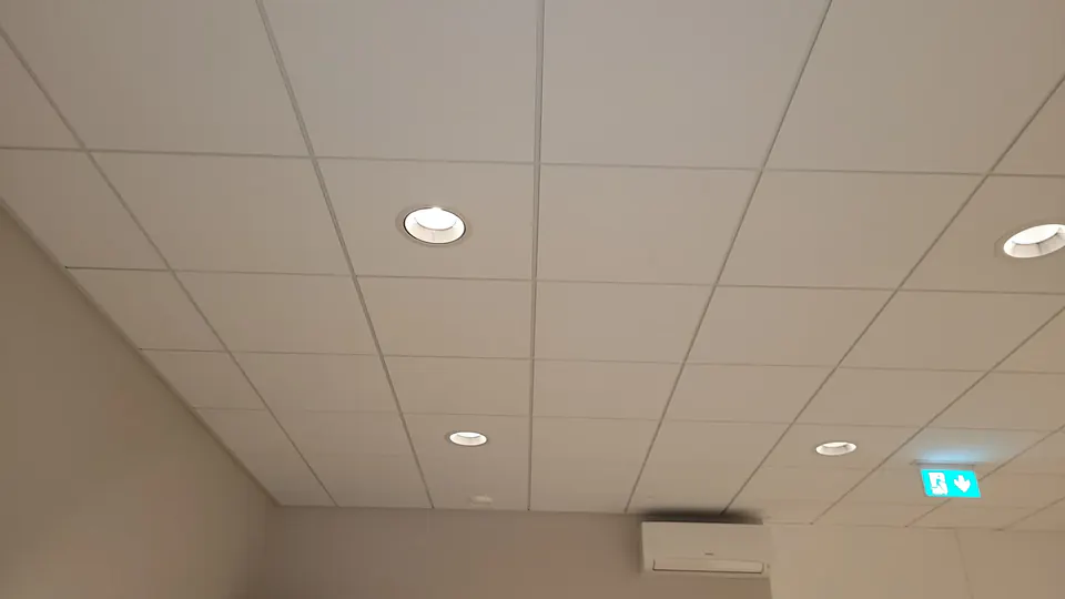 Systeemplafond met inbouwverlichting en airco