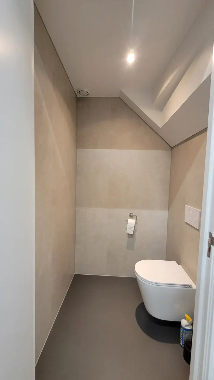 Luxe toilet onder de trap op de begane grond