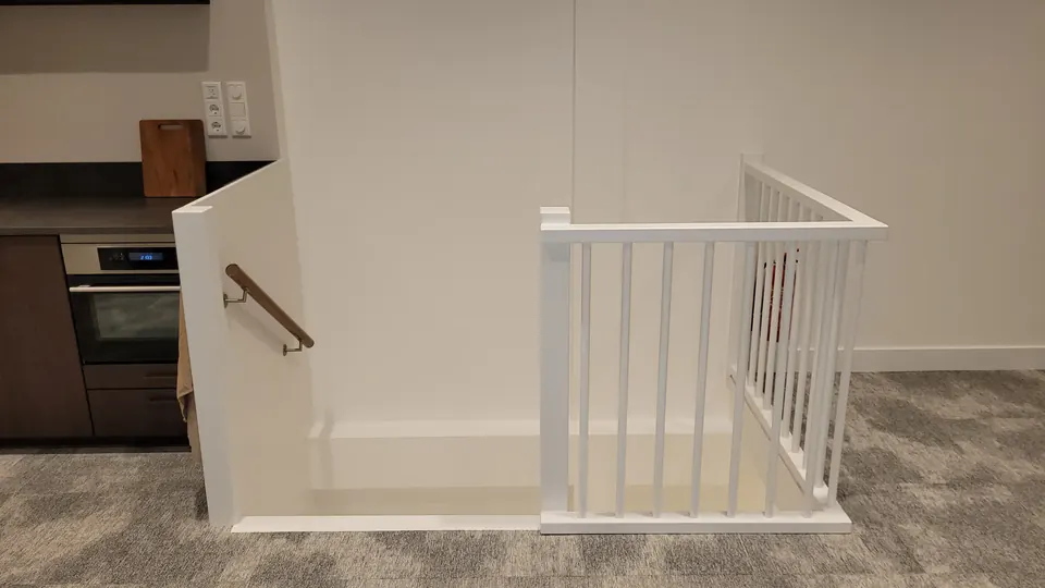 Trapgat met wit gelakt hekwerk op de eerste verdieping